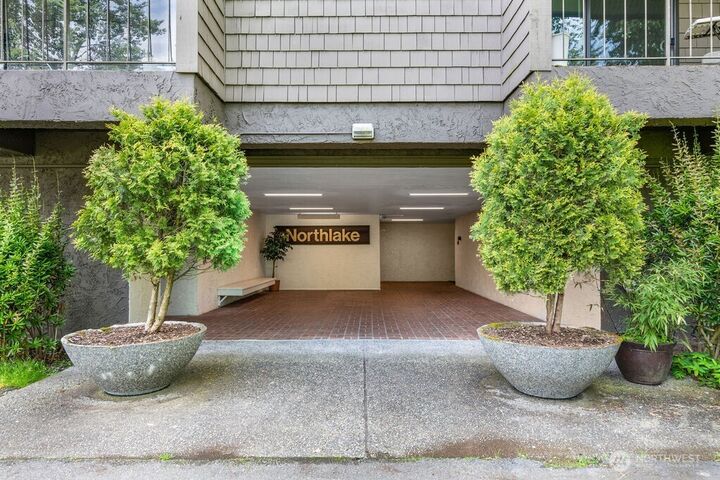 Property Photo: 6858 139th Avenue NE 700 WA 98052