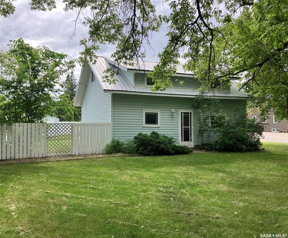 Property Photo: 911 1st Street W SK S0E 1E0