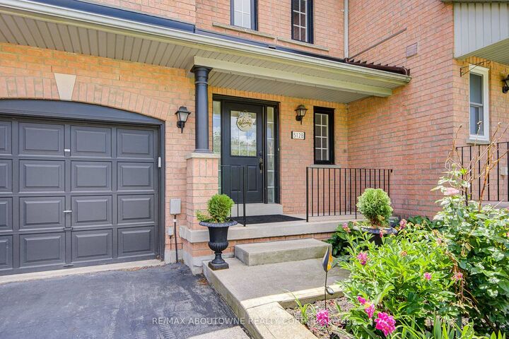 Property Photo: 5128 Falconcrest Drive ON L7L 6K4