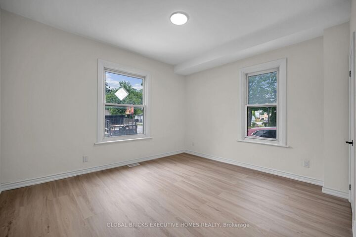 Property Photo:  108 Lindsay Street S Unit B  ON K9V 2M6 