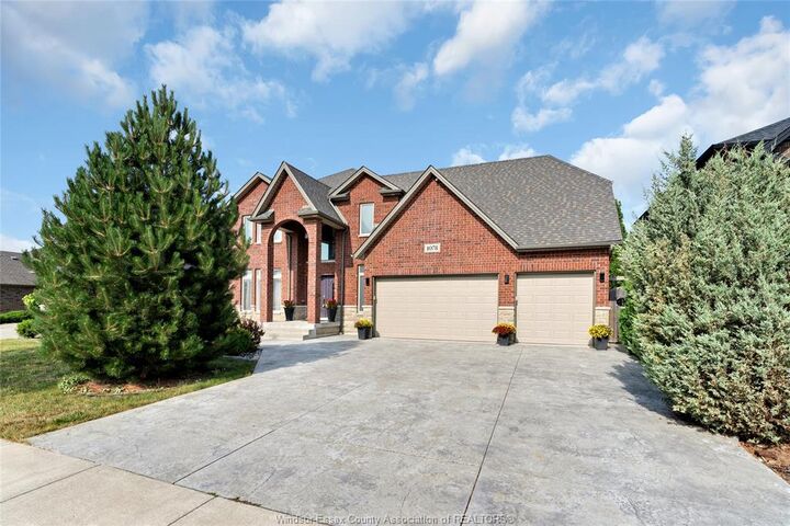 1078 Charlotte Crescent — photo 1