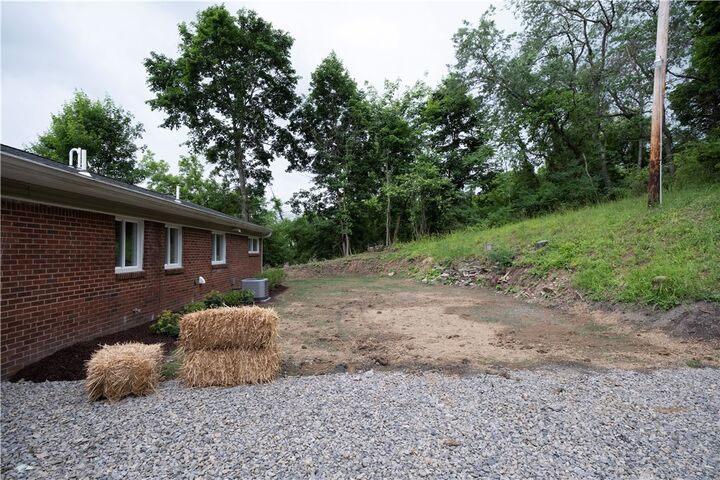 Property Photo:  1165 Kings Ln  PA 15108 