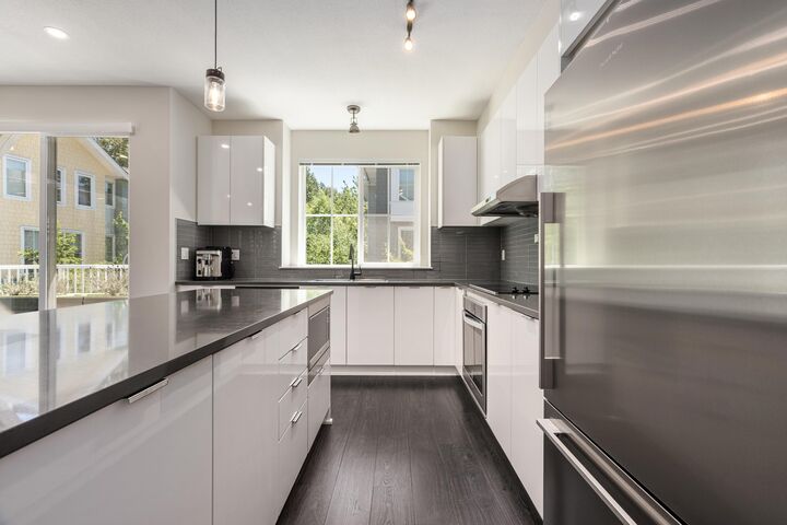 Property Photo: 5550 Admiral Way 87 BC V4K 0C4