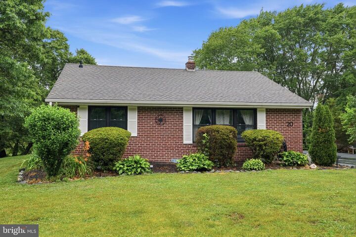 Property Photo:  20 Poplar Road  NJ 08551 