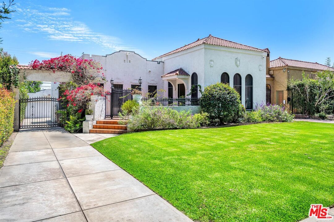 Property Photo:  10736 Ashton Ave  CA 90024 