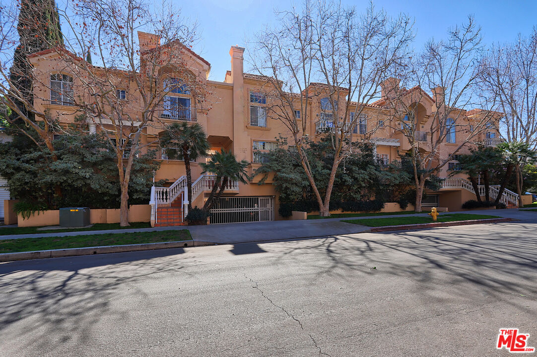 Property Photo:  11112 La Maida St  CA 91601 