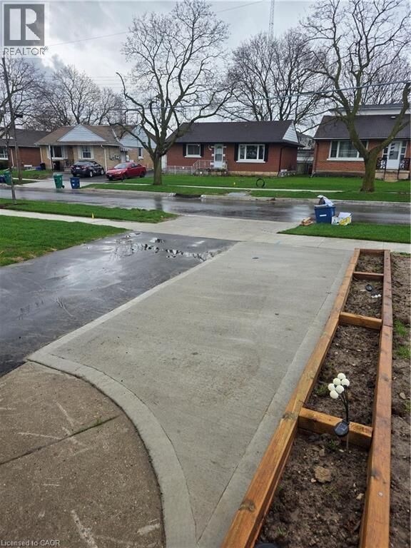 Property Photo:  22 Montrose Avenue  ON N2M 1Y2 