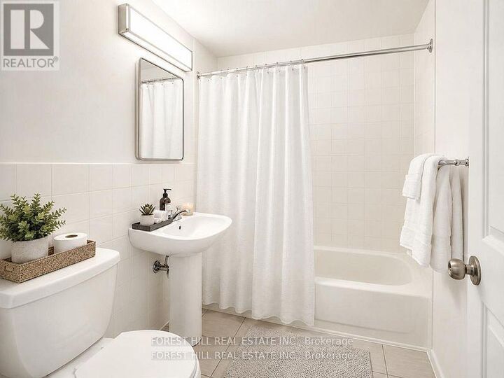 Property Photo:  92 Robinson Street 202  ON L8P 1Z1 