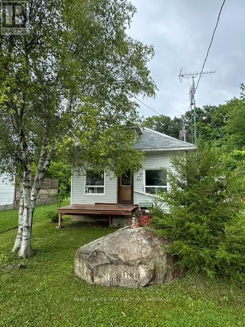 Property Photo:  67 Osborne Street  ON K7G 2N4 