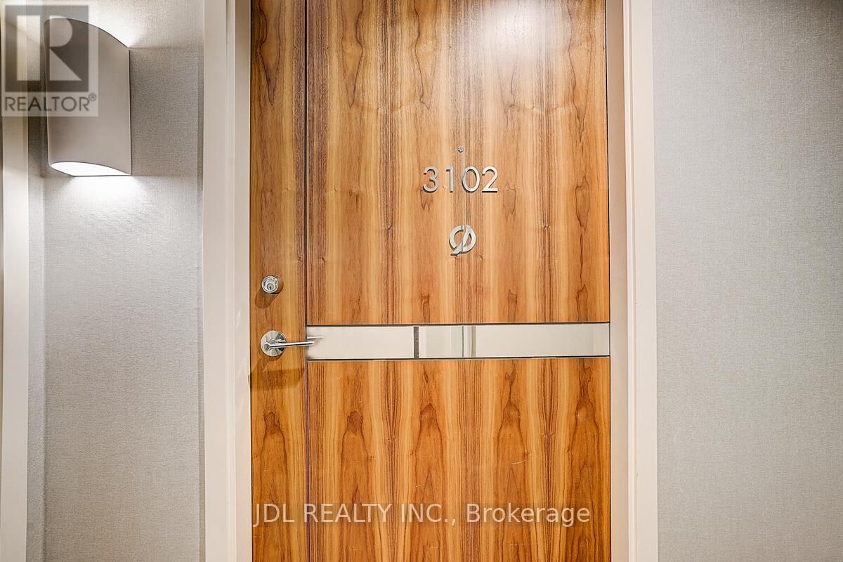 Property Photo:  95 McMahon Drive 3102  ON M2K 0H2 