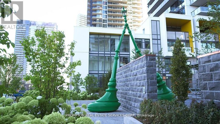 Property Photo: 95 McMahon Drive 1801 ON M2K 0H2