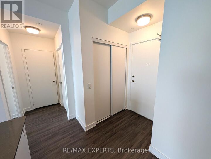 Property Photo:  681 Yonge Street 527  ON L4N 4E8 