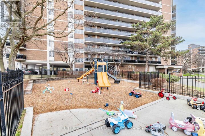 Property Photo:  8 Park Vista Drive 504  ON M4B 1A3 