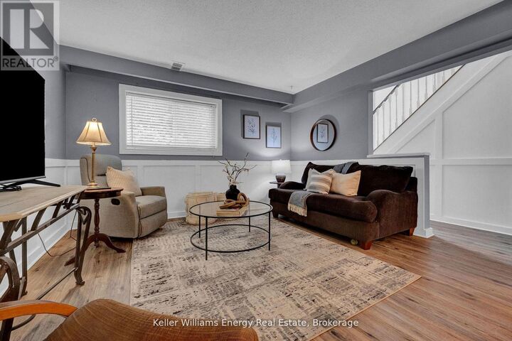 Property Photo:  906 Centre Street North  ON L1N 4V1 