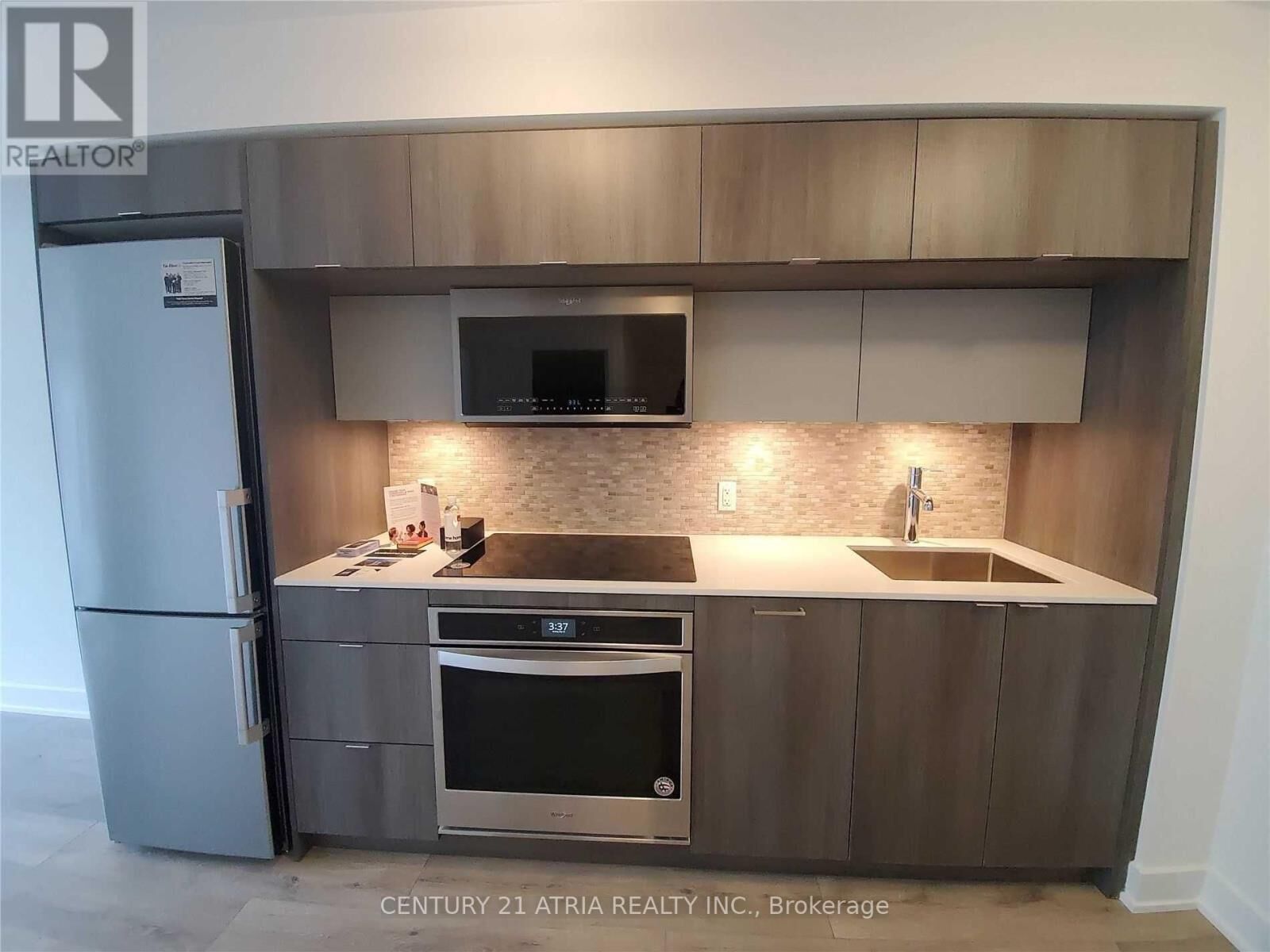 Property Photo: 585 Bloor Street East 919 ON M4W 0B3