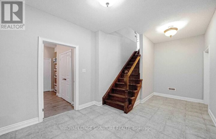 Property Photo:  975 Fredonia Drive  ON L5C 2W5 