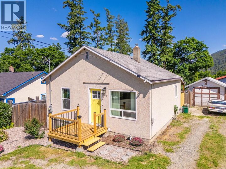Property Photo: 820 Ibbitson Street BC V0B 1G4