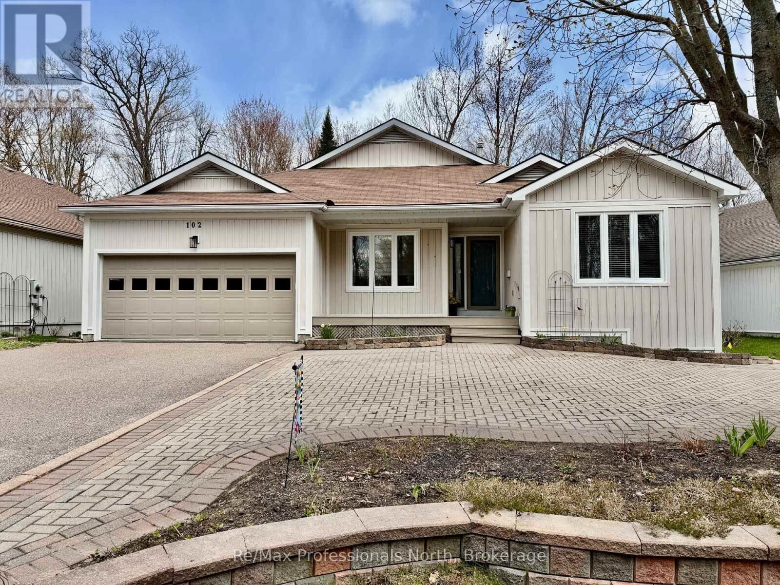 Property Photo:  102 Pineridge Gate  ON P1P 1Z2 