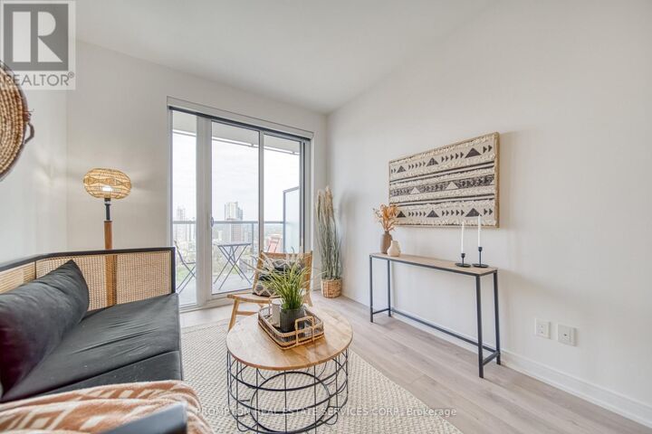 Property Photo: 3 Gloucester Street 806 ON M4Y 0C6