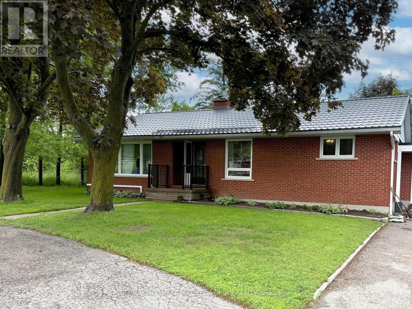 Property Photo:  1043 Penetanguishene Road Upper  ON L4M 4Y8 