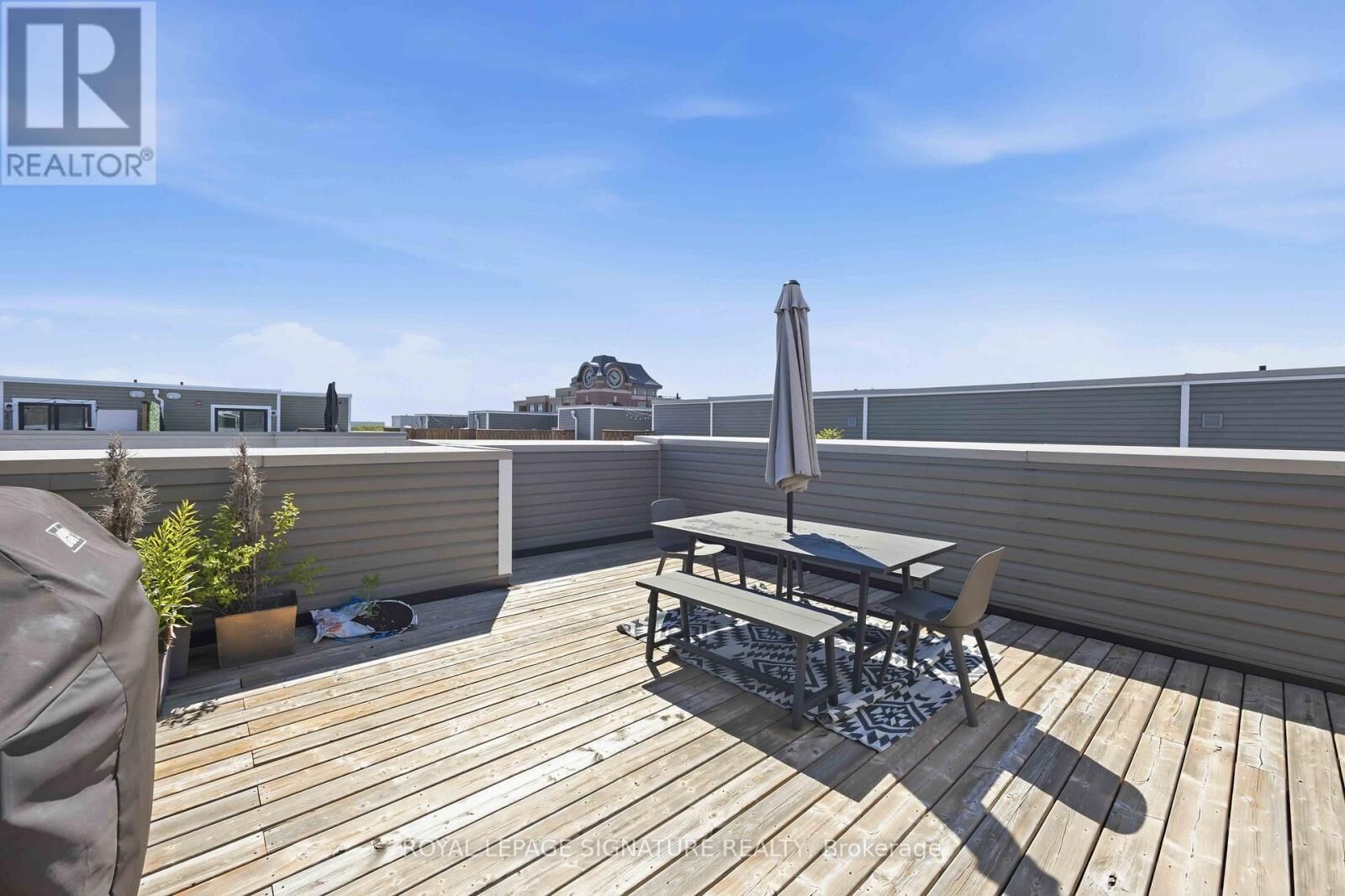 Property Photo:  95 Eastwood Park Gardens 19  ON M8W 0B9 