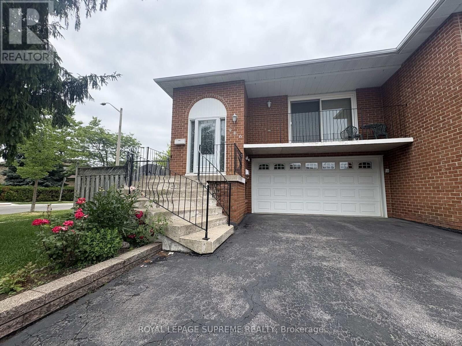 Property Photo:  966 Lovingston Crescent  ON L4W 3S7 