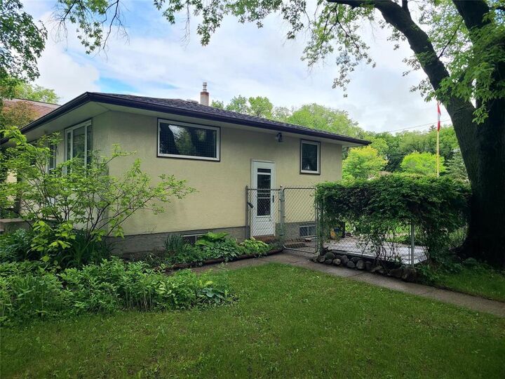 Property Photo:  945 Dennis Street  MB R7A 5G1 