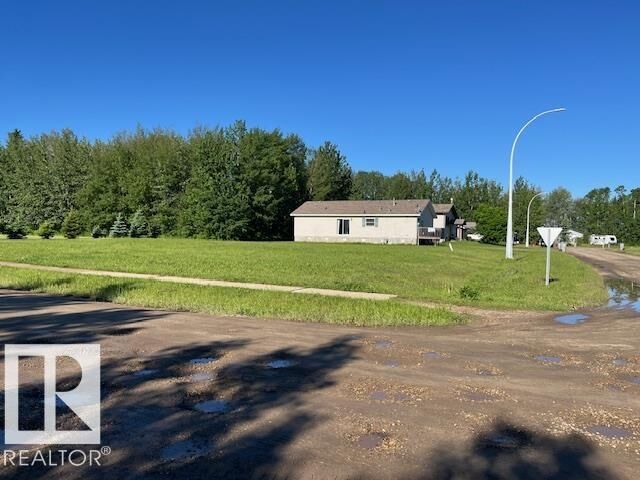Property Photo:  2 Woodbend Crescent  AB T4L 2L5 