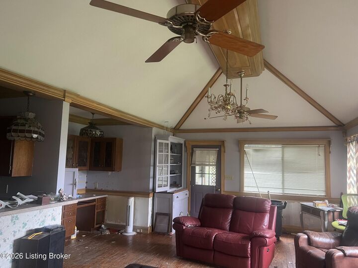 Property Photo: 2209 Bashford Manor Ln KY 40218