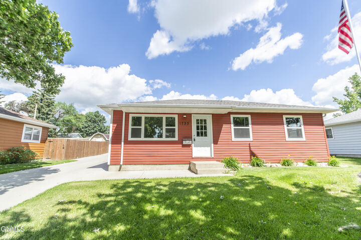 Property Photo:  1733 Ryan Drive  ND 58501 