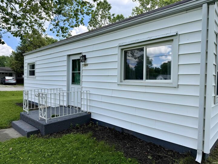 Property Photo: 7401 Bluffton Road IN 46809-2831