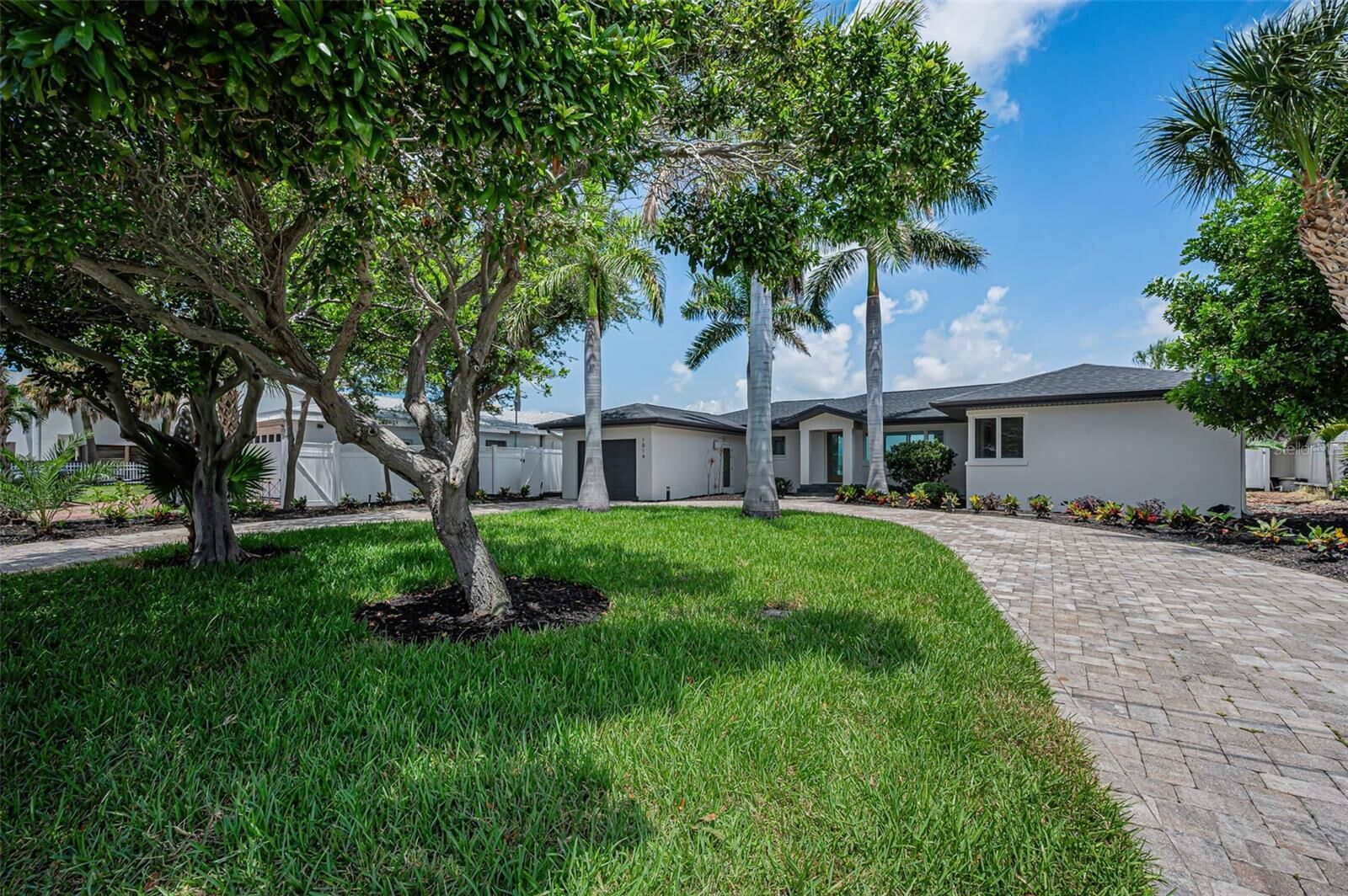 Property Photo:  1014 Boca Ciega Isle Drive  FL 33706 