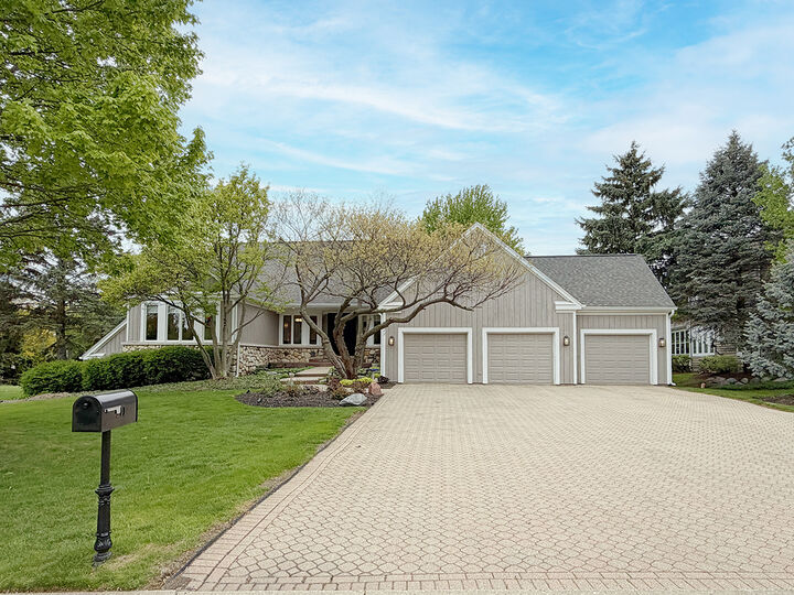 Property Photo:  211 Ridge Lane  IL 60156 