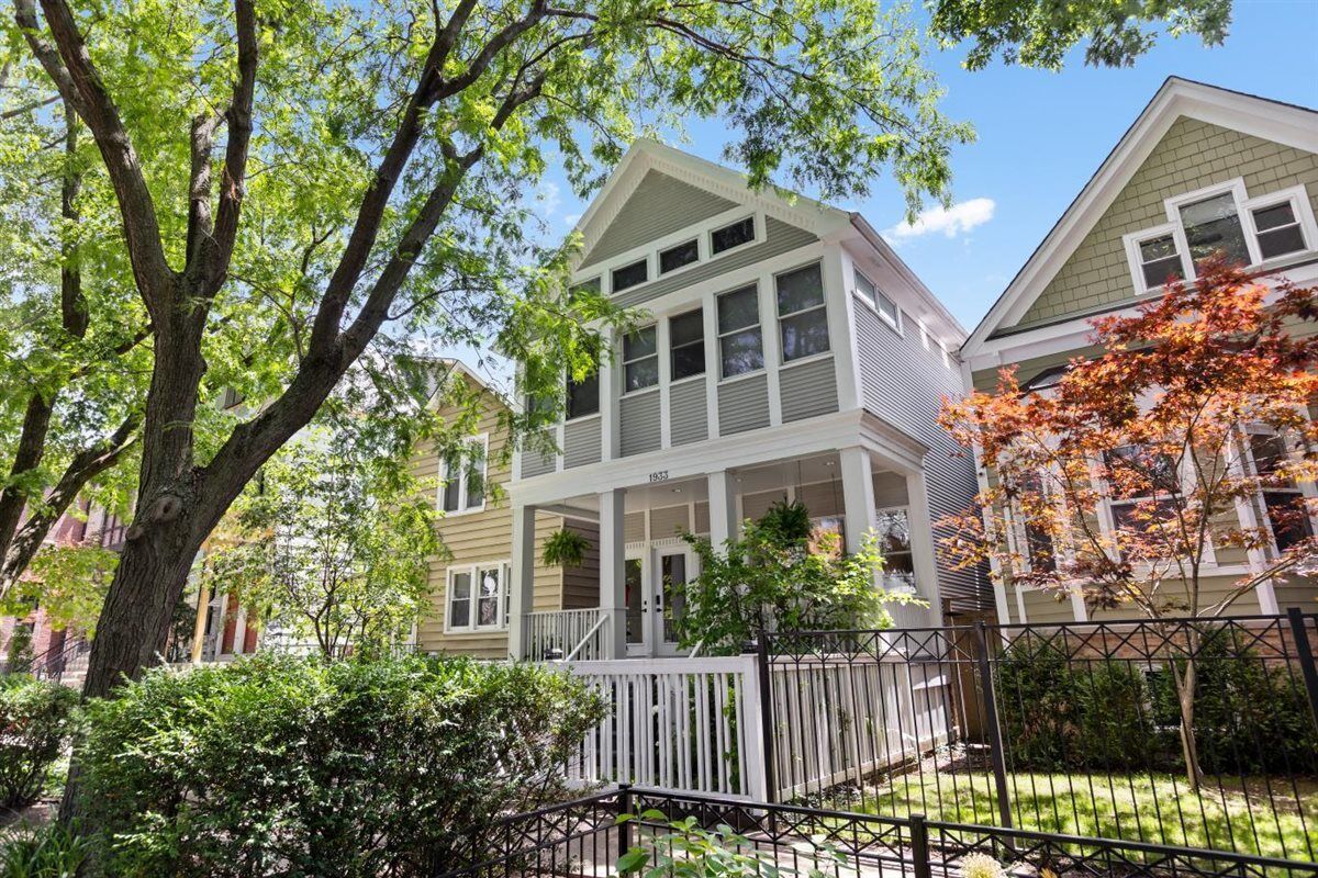 Property Photo:  1933 W School Street  IL 60657 