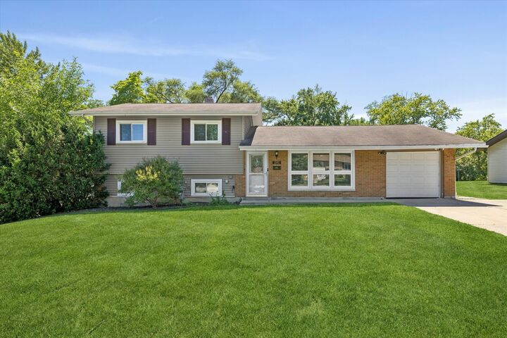Property Photo:  1680 Highland Boulevard  IL 60169 
