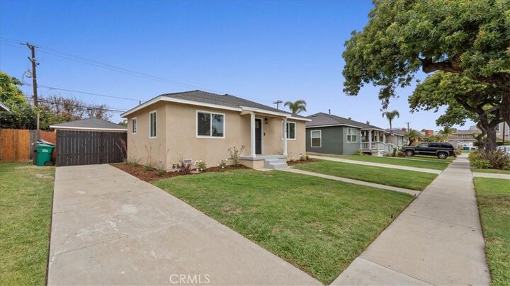 Property Photo:  2409 Pepperwood Avenue  CA 90815 
