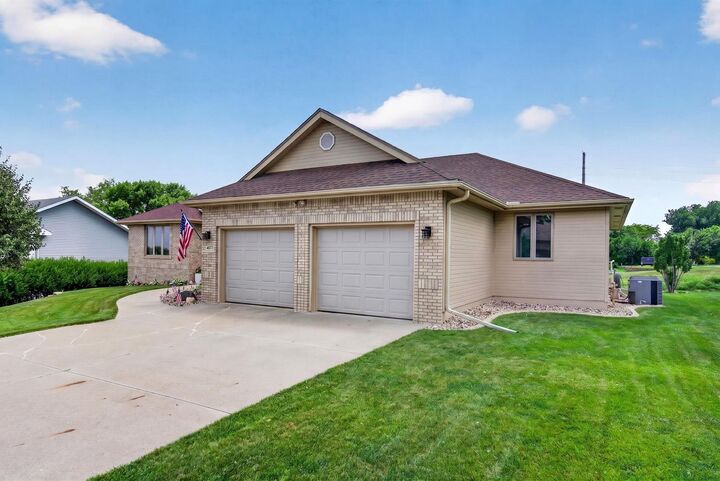 Property Photo:  4877 Bradford Ln  IA 51106 