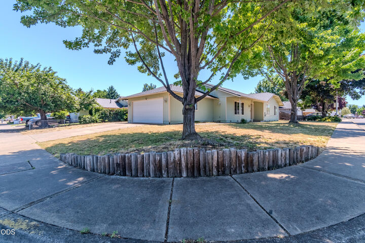 Property Photo:  1104 Coachman Drive  OR 97502 