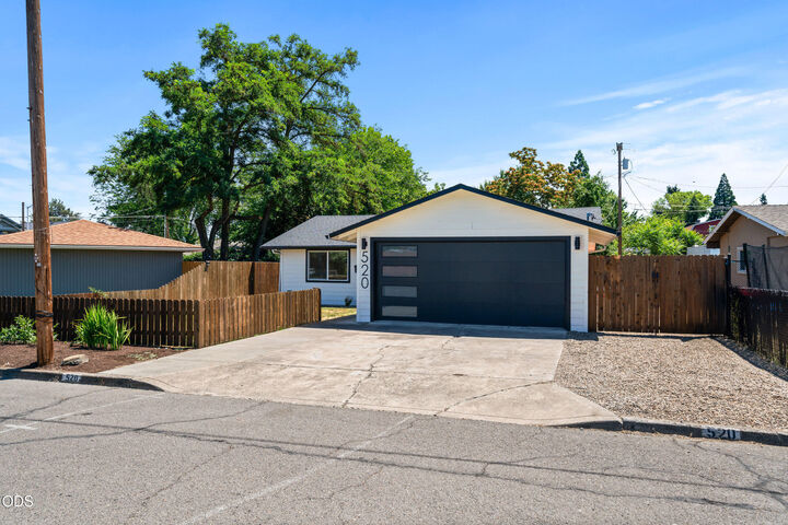 Property Photo:  520 Grand Avenue  OR 97502 