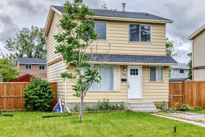 Property Photo:  60 Erin Mount Crescent SE  AB T2B 2S3 