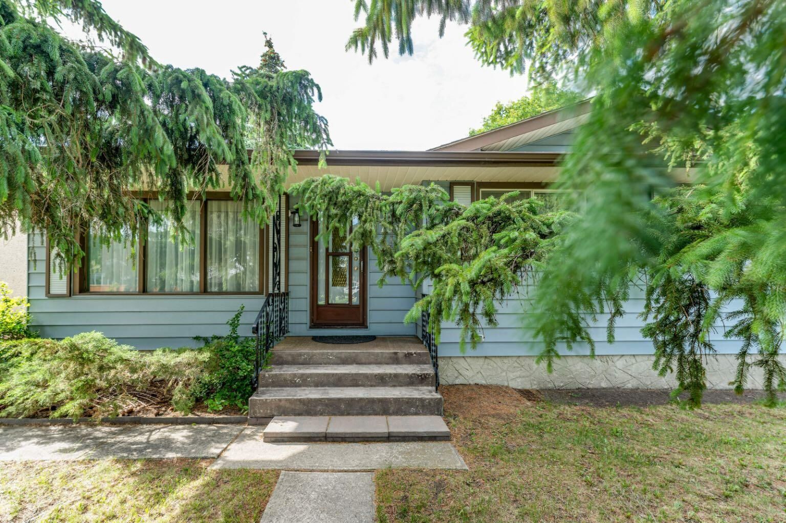 Property Photo: 7511 Huntridge Crescent NE AB T2K 4C8