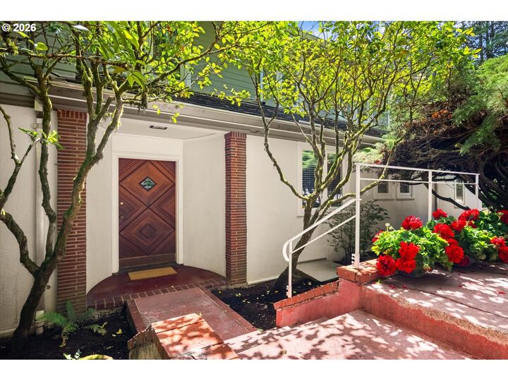 Property Photo:  5040 SW Hilltop Ln  OR 97221 