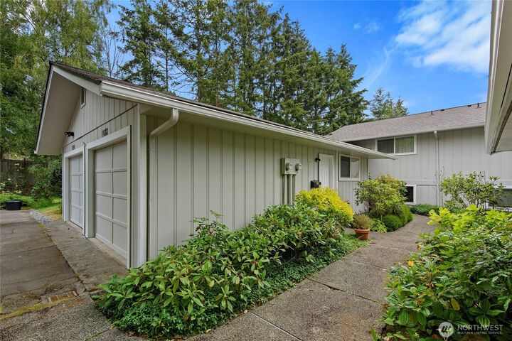 Property Photo:  1090  Ihland Place NE  WA 98110 