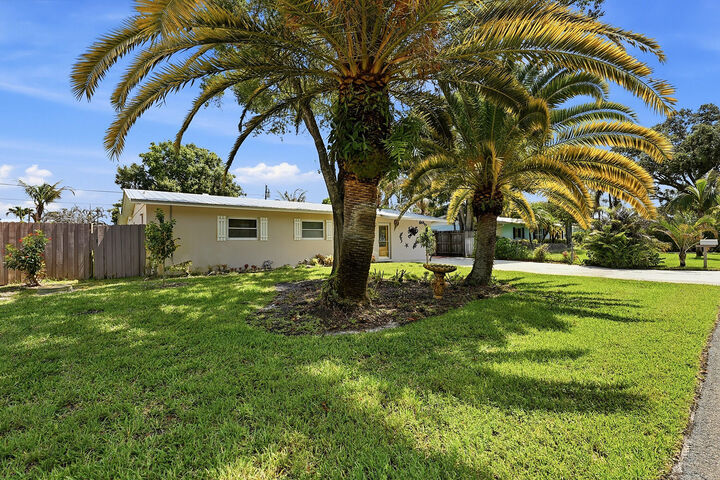 Property Photo:  1095 NE Tuxedo Terrace  FL 34957 