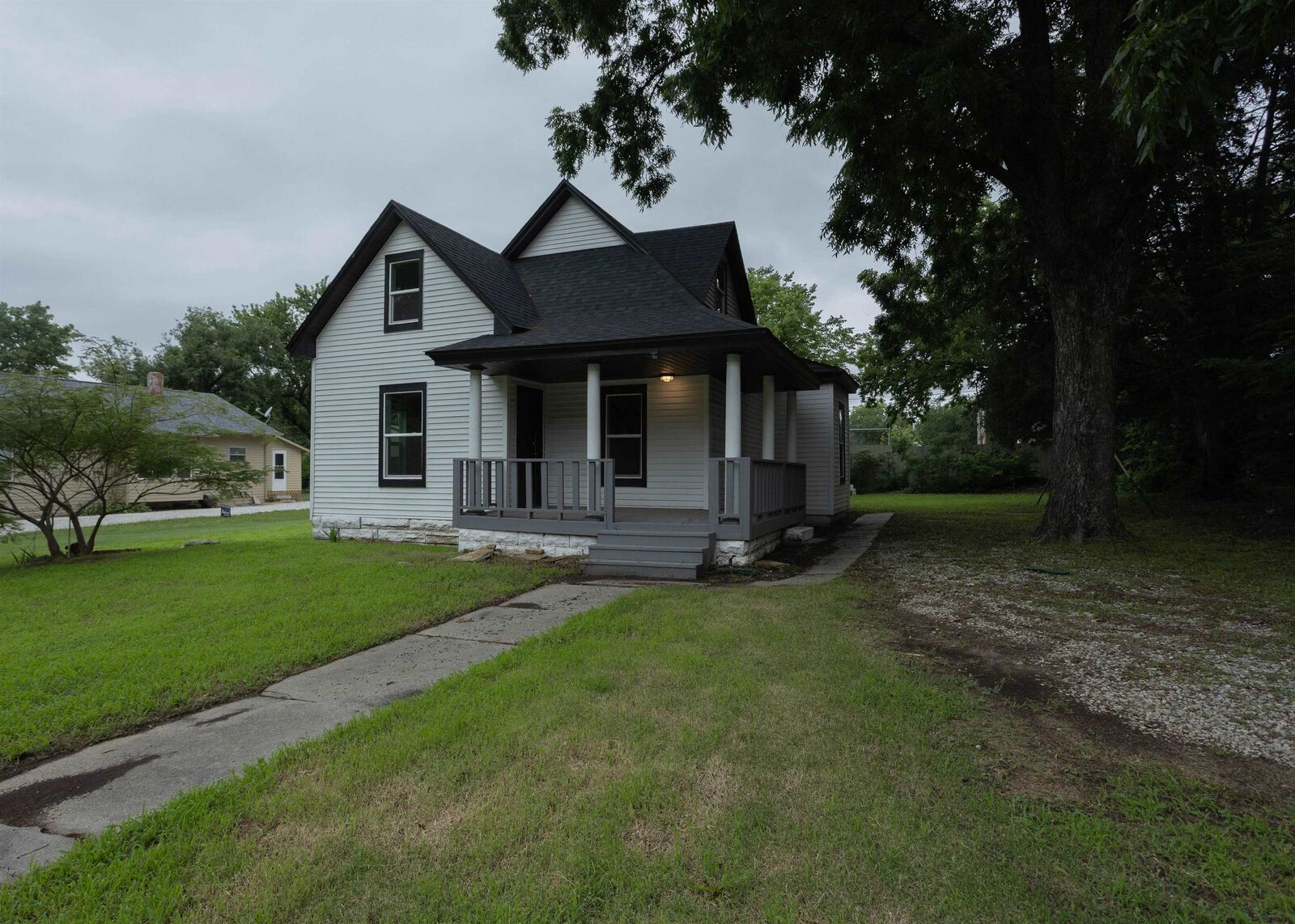 Property Photo:  1424 E 1st St  KS 67156 