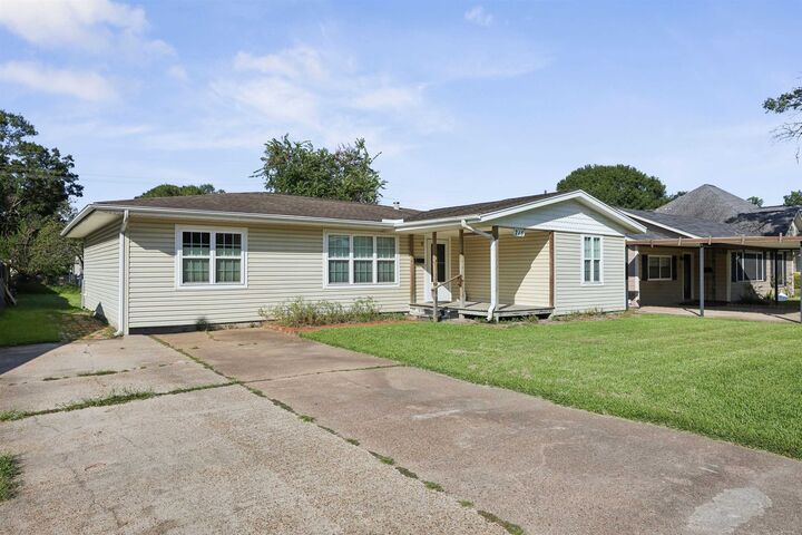 Property Photo: 715 S 9th St TX 77627