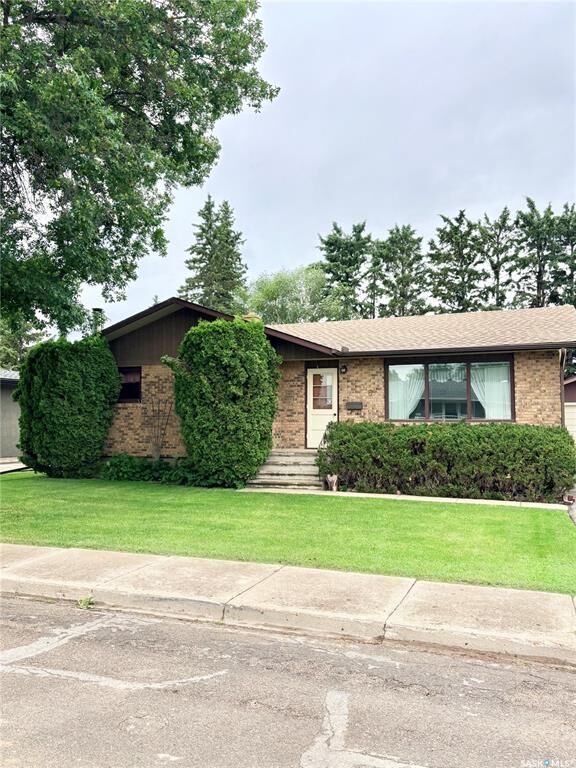 Property Photo: 106 Dalewood Crescent SK S3N 2P7
