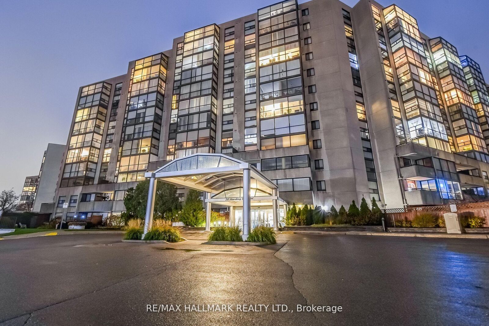 Property Photo: 20 Harding Boulevard W 1211 ON L4C 9S4