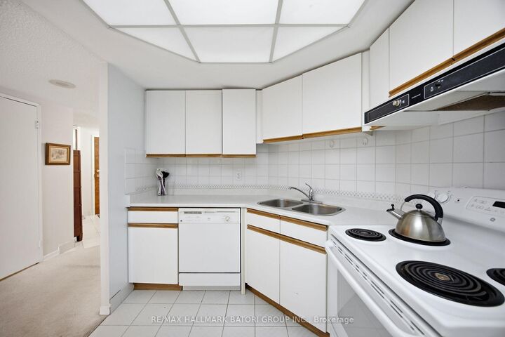 Property Photo:  10 Kenneth Avenue 211  ON M2N 6K6 
