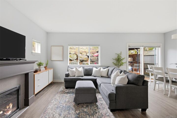 1184 Parkdale Creek Gdns — photo 1